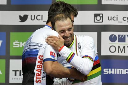  Alejandro Valverde, a la derecha, es felicitado por Peter Sagan.