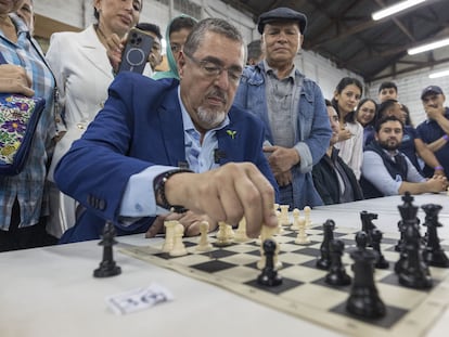 El candidato presidencial del partido Movimiento Semilla, Bernardo Arévalo, participa en un torneo de ajedrez, el pasado 2 de agosto.