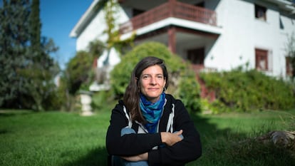 Helena de Llanos, nieta de Fernando Fernán Gómez, ante la casa en Algete donde vivieron su abuelo y Emma Cohen.