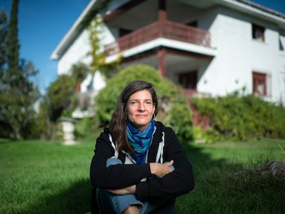 Helena de Llanos, nieta de Fernando Fernán Gómez, ante la casa en Algete donde vivieron su abuelo y Emma Cohen.