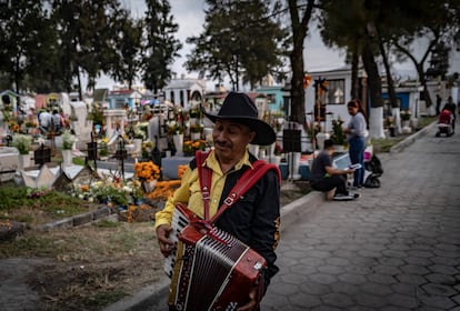 Un musico entona sus canciones de recuerdo en el panteón de San Pedro Tláhuac. 