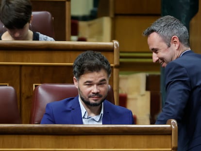 El diputado de ERC Gabriel Rufián (sentado) y el de Ciudadanos Guillermo Díaz, este jueves en el Congreso.