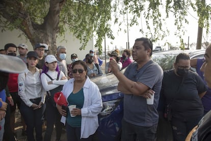 Mario Escobar (derecha) y Dolores Bazaldúa (izquierda) Padres de Debanhi, hablan con un grupo de voluntarios durante la búsqueda de la joven.