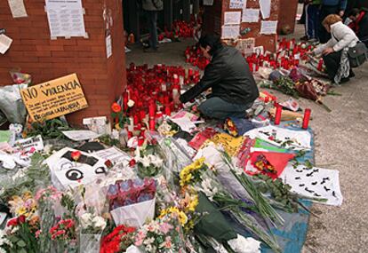 Flores y velas depositadas por los ciudadanos en la estación de Atocha en memoria de las víctimas.