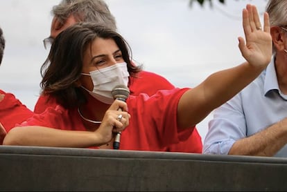 Manuela D'Àvila, do PCdoB, acena para eleitores durante comício