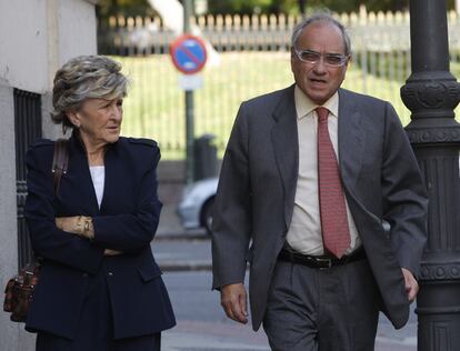 Rodolfo Martn Villa, ex ministro del Interior y ex presidente de Sogecable, y su esposa, Maripi.