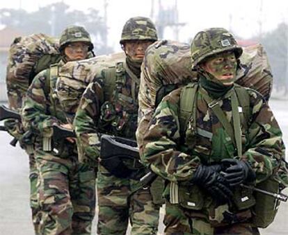 Soldados surcoreanos, durante unas maniobras efectuadas ayer cerca de la frontera de Corea del Norte.