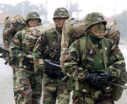 Soldados surcoreanos,  durante unas maniobras efectuadas ayer cerca de la frontera de Corea del Norte.