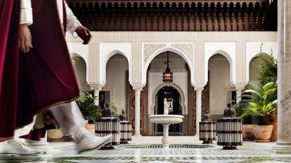 El patio andaluz de La Mamounia. Arriba, una de las suites del hotel.