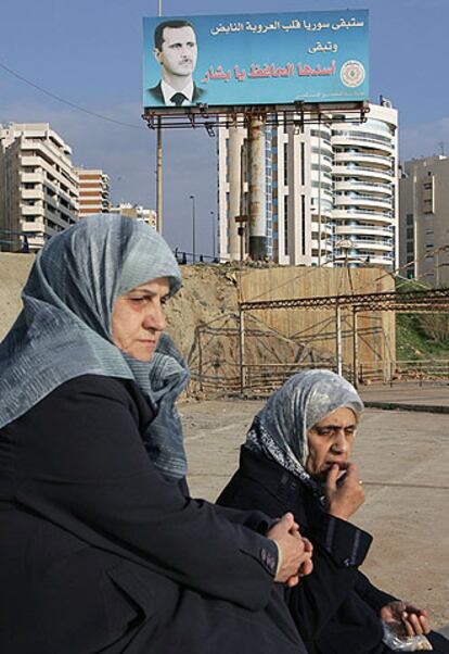 Dos mujeres en Beirut, ante un retrato de Bachar el Asad.