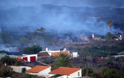 Vista de la colada del volcán de La Palma en la madrugada del martes 12 de octubre en la zona del polígono industrial del Callejón de la Gata