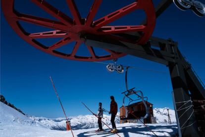 Un telesilla en la estación de esquí de Cerler, en el Pirineo aragonés.