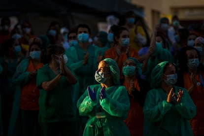 Personal sanitario del hospital Gregorio Marañón de Madrid aplaude a las puertas del centro.