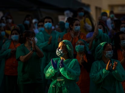 Personal sanitario del hospital Gregorio Marañón de Madrid aplaude a las puertas del centro.