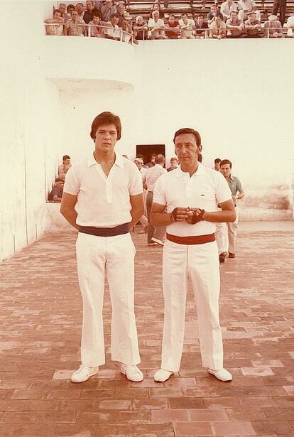 Rovellet, a la derecha, con un joven Genovés, mejor pilotari de todos los tiempos.