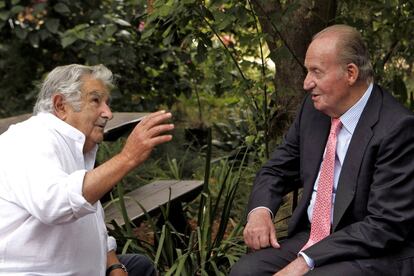 El Rey Juan Carlos conversa con el expresidente de Uruguay José Mujica durante la visita del Monarca a la granja donde vive el exmandatario de Montevideo, el 2 de marzo de 2015, un día después de dejar el cargo.