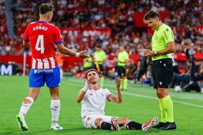 Arnau y Pedrosa discuten delante del colegiado Gil Manzano.