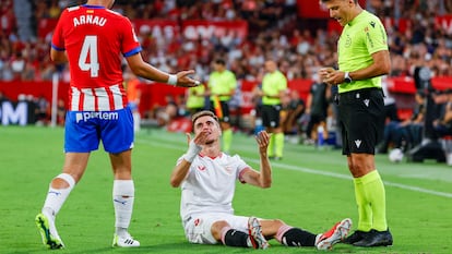 Arnau y Pedrosa discuten delante del colegiado Gil Manzano.