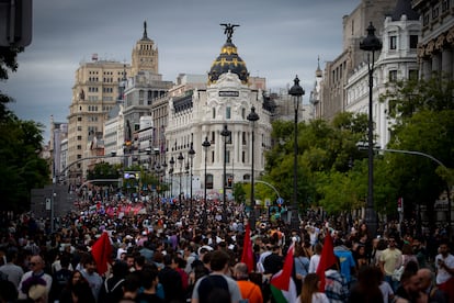 Vista general de la manifestación a su paso por la calle Alcalá de Madrid.