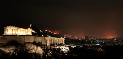 Las llamas son visibles desde Atenas. En la imagen, el Partenón frente a las llamas en los bosques contiguas a la ciudad