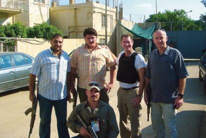 El autor, Terry Gould (con chaleco), fotografiado en Irak, concluye que los siete periodistas de los que se ocupa asumieron la muerte como inevitable para poder avanzar en sus investigaciones.