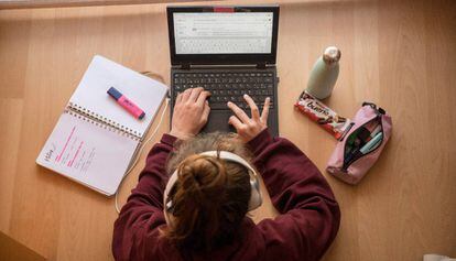 Una alumna de ESO estudia en su habitación