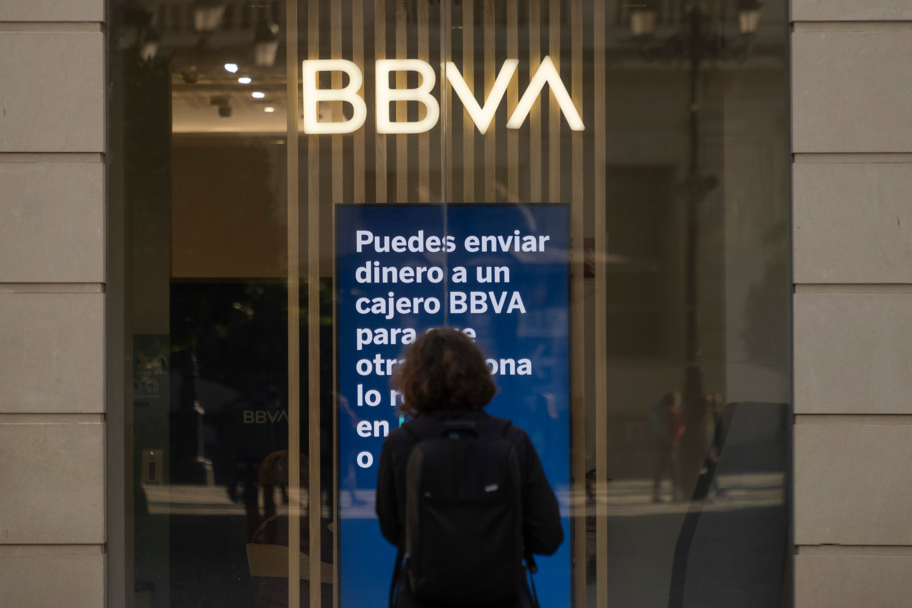 La opa del BBVA al Sabadell agita el debate sobre la red de oficinas bancarias: ¿servicio útil o un lujo?