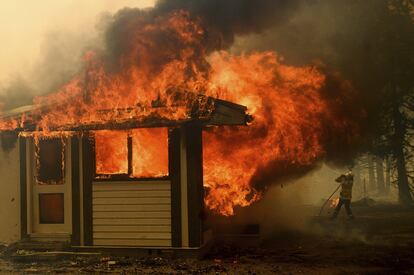 Un bombero lucha contra el fuego, en un incendio forestal de Bundanoon (Australia).
