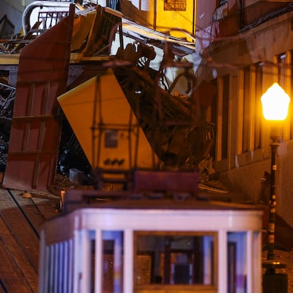 Lisbon (Portugal), 03/09/2025.- The damage at the scene after the Gloria funicular cable railway derailed in Lisbon, Portugal, 03 September 2025. At least 15 people died in the derailment and 18 others were injured, local emergency services reported. (Lisboa) EFE/EPA/MIGUEL A. LOPES
