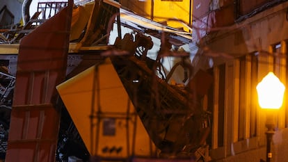 Lisbon (Portugal), 03/09/2025.- The damage at the scene after the Gloria funicular cable railway derailed in Lisbon, Portugal, 03 September 2025. At least 15 people died in the derailment and 18 others were injured, local emergency services reported. (Lisboa) EFE/EPA/MIGUEL A. LOPES