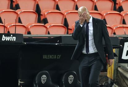 Zidane se lamenta durante el Valencia-Real Madrid del pasado domingo.