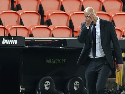 Zidane se lamenta durante el Valencia-Real Madrid del pasado domingo.