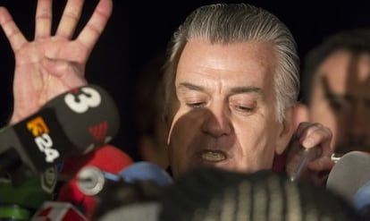 Luis Bárcenas saliendo de la prisión de Soto del Real.