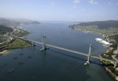 Vista aérea de la ría de Vigo y el Puente de Rande. EFE/Archivo