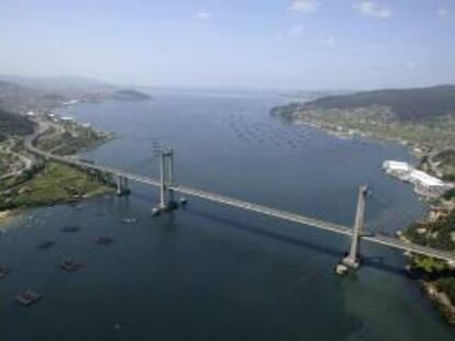Vista aérea de la ría de Vigo y el Puente de Rande. EFE/Archivo