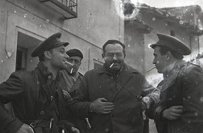 Ernest Hemingway (en el centro), Herbert Matthews (detrás con boina), el brigadista Malcolm Dubar (izquierda) y una persona desconocida.