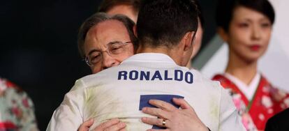 Florentino Pérez, presidente del Real Madrid, abraza a Cristiano Ronaldo en diciembre de 2016.