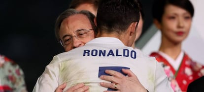 Florentino Pérez, presidente del Real Madrid, abraza a Cristiano Ronaldo en diciembre de 2016.