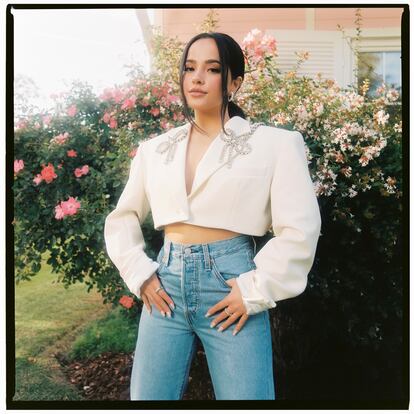 “Desde niña me ponía las prendas usadas que me pasaban mi mamá y mis primas”. Becky G, con chaqueta de Area, vaqueros de Levi’s y joyas de Tous.