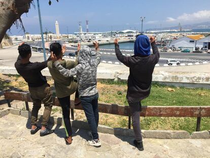 Varios niños, apostados el pasado lunes frente al puerto de Tanger-Ville, en el lugar desde donde suelen controlar la salida de autobuses.
