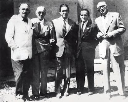 De izquierda a derecha, Gregorio Marañón, Ramón Pérez de Ayala, Gregorio Marañón Moya, Juan Belmonte y Alejandro Fernández de Araoz, en una de sus reuniones.