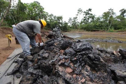 Trabajadores de una petrolera en Shushufindi (Ecuador).