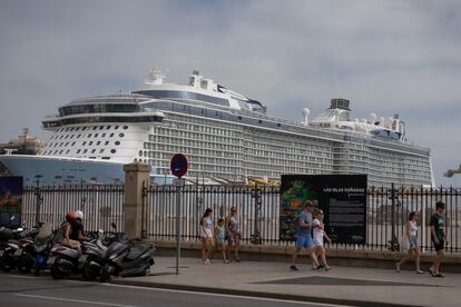 Turistas en Cádiz pasean por el muelle con un gran crucero de fondo, hace dos semanas.