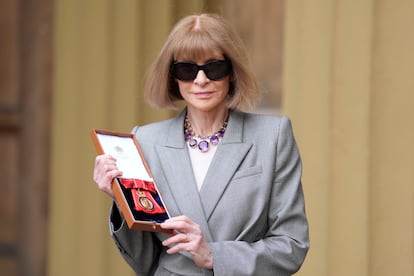 La mayoría de los collares que luce Anna Wintour son piezas de cristal que ha conseguido en anticuarios. No pertenecen a ninguna de las últimas colecciones que más prestigiosas firmas de moda. Pero hay uno en concreto, el que lució, cuando la hicieron Compañera de honor de manos de Carlos III, que es que la joya más importante de su colección. Se trata de un collar con grandes amatistas, que perteneció a Catalina de Württemberg, y que Sotheby’s subastó en 1993 por 66.000 euros. En su momento, no se conoció quien había adquirido el collar. Ahora sabemos que fue Wintour la que lo consiguió.