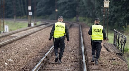 Guardas de seguridad polacos participan en la búsqueda del tren del oro nazi, en Walbrzych (Polonia), el 4 de septiembre de 2015.