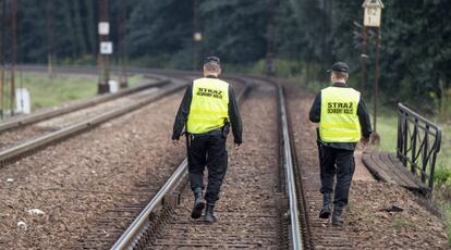 Guardas de seguridad polacos participan en la búsqueda del tren del oro nazi, en Walbrzych (Polonia), el 4 de septiembre de 2015.