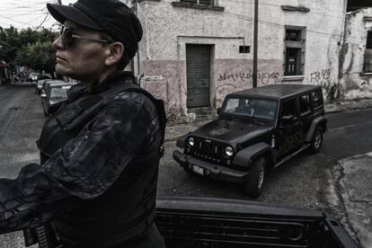 Personal de la policía del estado de Jalisco patrulla la ciudad de Guadalajara.