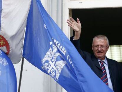 Vojislav Seselj saluda desde la sede del partido, en Belgrado.