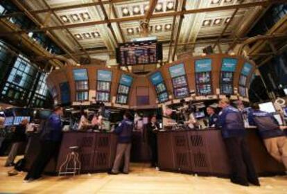 Treinta minutos después de iniciadas las contrataciones en el parque neoyorquino, el índice Dow Jones de Industriales bajaba el 0,21 % (-31,1 puntos) hasta ubicarse en las 14.787,65 unidades. EFE/Archivo