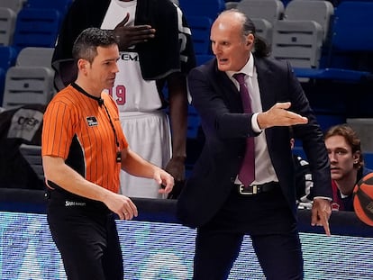 El árbitro Antonio Conde recibe las quejas de Dusko Ivanovic tras una acción. acbmedia